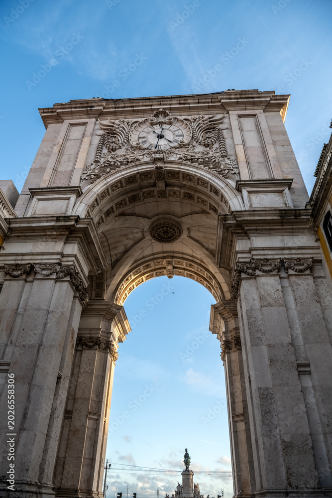 Fototapeta premium Low Angle View of Arco da Rua Augusta on a Bright Sunny Day in Lisbon, Portugal