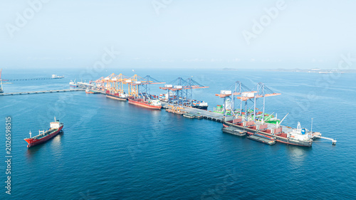 Obraz na plátně Drone shot of industrial maritime shipping and global supply chain terminal