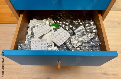 Eine Schublade gefüllt mit leeren Arzneimittelverpackungen