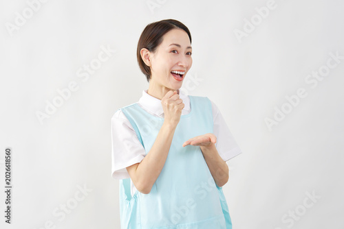 Valokuva 介護士女性　ひらめく　白背景