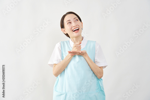 Photos 介護士女性　ひらめく　白背景