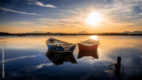Canvastavla Fishermen''s boats in a bay in the sunset