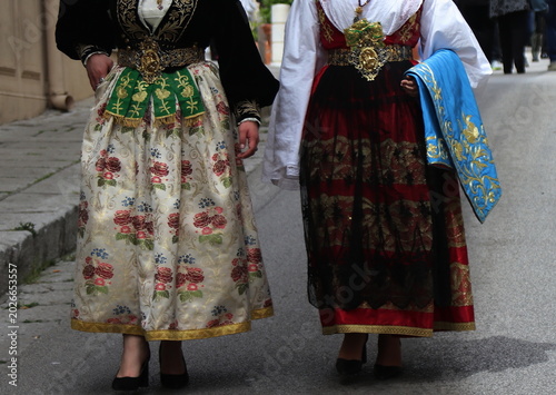 Abiti traqdizionali, indossati nei giorni di festa dalle donne di Piana degli Albanesi a Palermo.. Notevoli ricami in oro e cinture con fibie in metallo prezioso