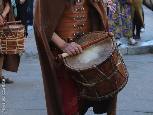 Un particolare di un suonatore di tamburo, durante una processione religiosa nel periodo di Pasqua