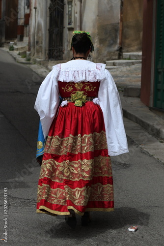 Abiti traqdizionali, indossati nei giorni di festa dalle donne di Piana degli Albanesi a Palermo.. Notevoli ricami in oro e cinture con fibie in metallo prezioso