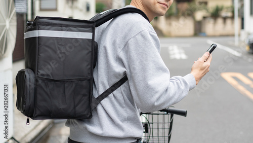 自転車で配達する男性