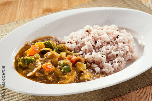 Foto Japanese Vegetable Curry Rice, Savory Mild Curry Sauce with Multigrain Rice on W
