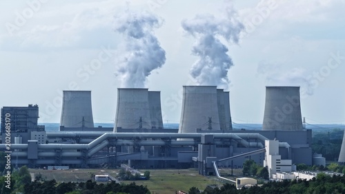 Billede på lærred This high-resolution aerial photograph captures a large thermal power plant with its characteristic hyperbolic cooling towers prominently featured