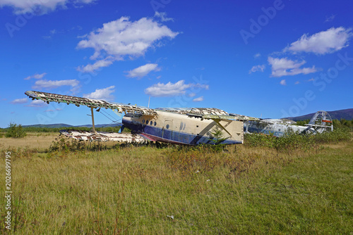Fotografía Abandoned airplane in a grassy field