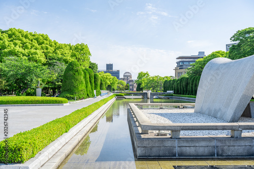 Fotografía Cenotaph at Hiroshima Peace Memorial Park with Atomic Bomb Dome View