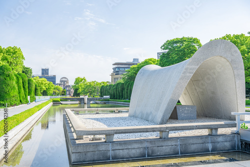 Obraz na plátně Cenotaph at Hiroshima Peace Memorial Park with Atomic Bomb Dome View