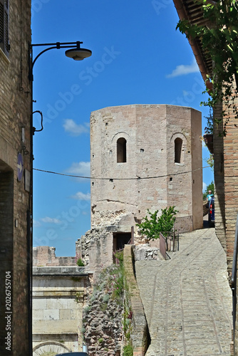 Spello, torri, mura e fortificazioni: la Porta Venere e le Torri di Properzio, Umbria, Italia