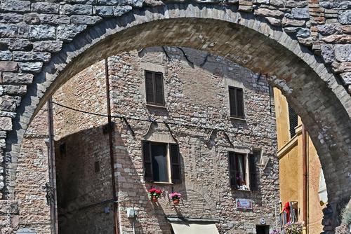 Spello, la Porta Consolare, l'ingresso principale al centro storico, Umbria, Italia