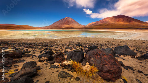 Foto Green Lagoon or Laguna Verde, frozen salt lakeroad trip to the famous Uyuni Salt Flat, travel destination in Bolivia