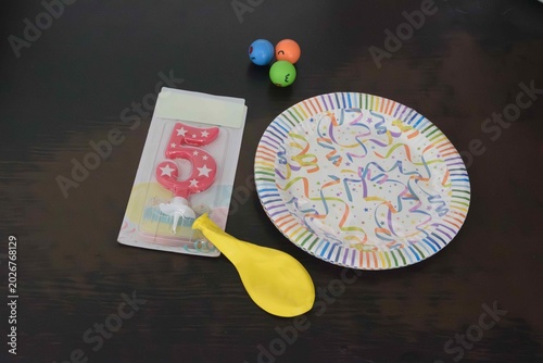 Foto Decorative items on a table for a child's birthday party celebration