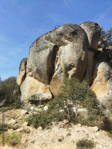 Foto Gran formación rocosa de granito bajo un cielo azul en el paisaje de Arribes del Duero, Vilvestre, Salamanca, España