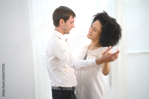Foto Couple dancing joyfully in a bright, modern space