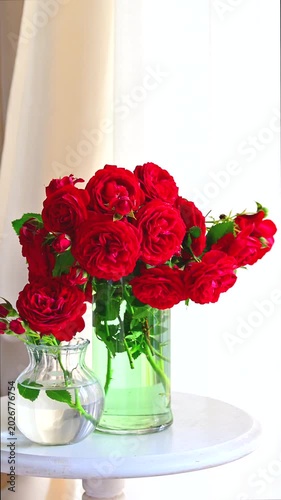 リビングの窓際に飾る真っ赤な薔薇