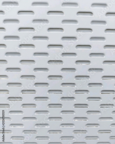 Fotografie 規則的なスリットパターンの白い金属製テクスチャ背景
White metallic texture background with regular slit pa