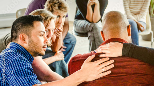 Foto Diverse group in a support circle, showing empathy and connection