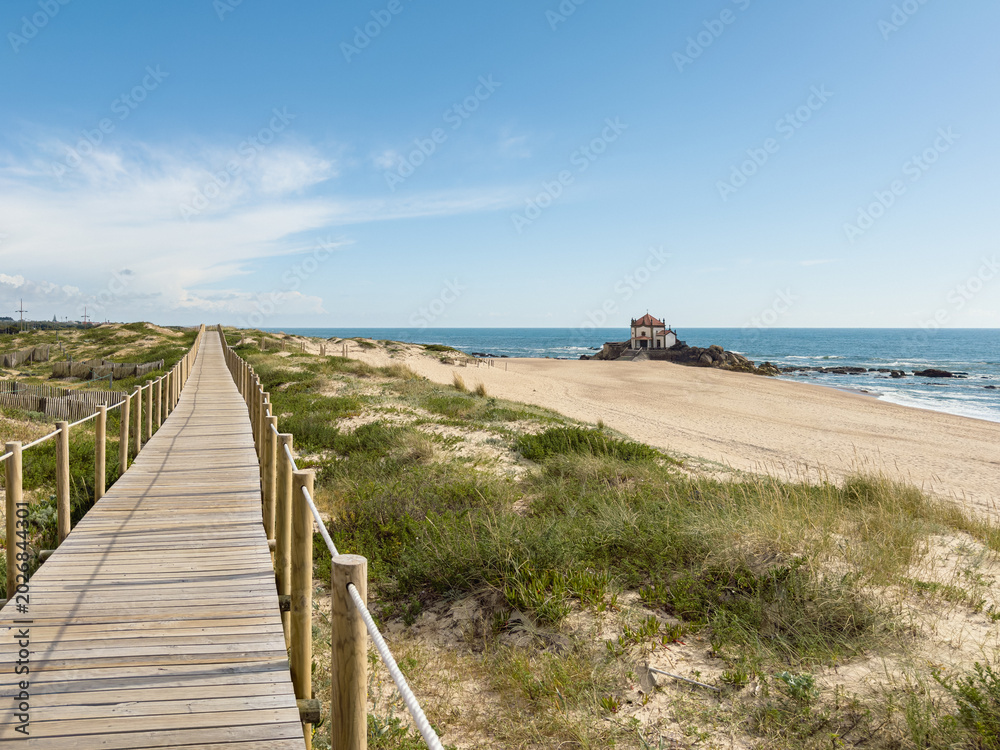 Obraz premium Senhor da Pedra Chapel and Miramar Boardwalk
