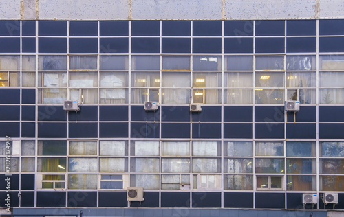 Foto Urban office complex showcasing air conditioning systems and atmospheric late af