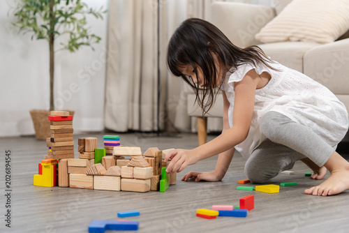 Foto Happy children play and learn, education, learning, development, family, problem