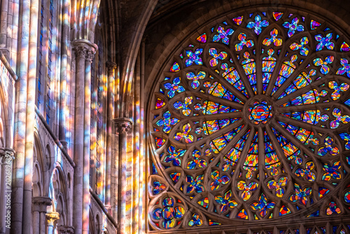 Les vitraux et la rosace de la cathédrale Saint-Vincent de Saint-Malo se reflétant sur les pierres, en Bretagne, France