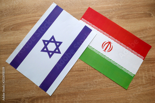 Foto Israeli and Iranian Flags on Table