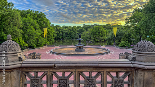 Εκτύπωση καμβά Bethesda Terrace and Fountain , early morning in late spring
