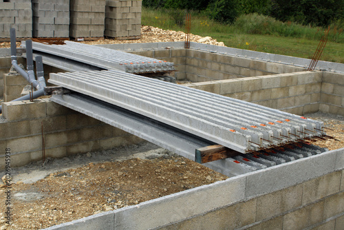 Konstfotografi Poutrelles en béton précontraint pour plancher hourdis béton sur chantier