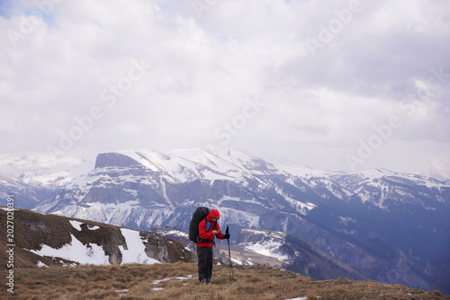 Foto A traveler in the mountains uses a navigator