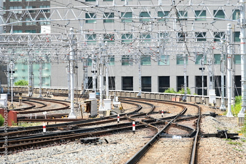 Fotografía Scenery of railway tracks leading to the future through the hustle and bustle of