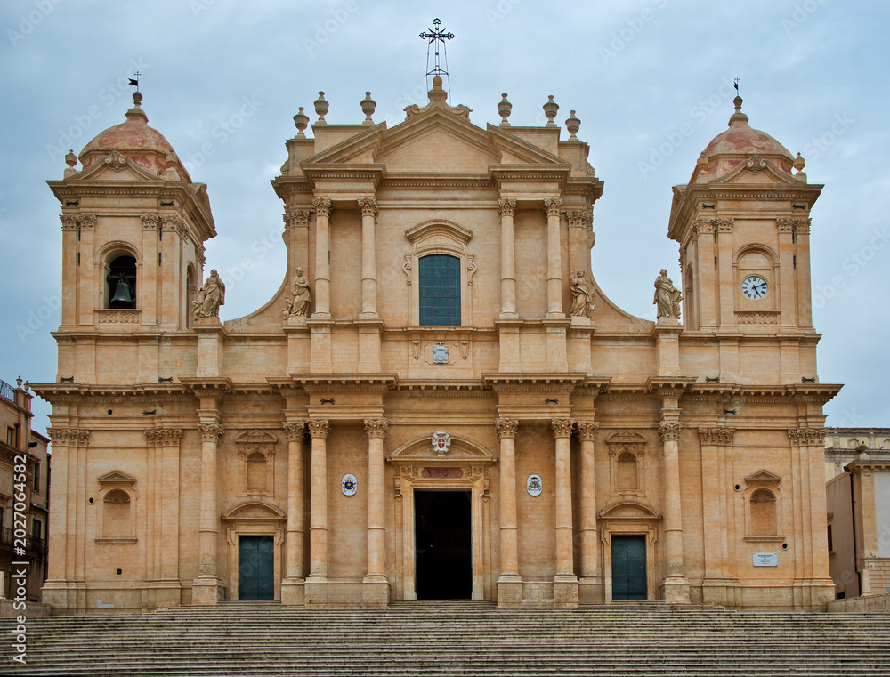 Obraz premium Noto Cathedral (Cattedrale di Noto), a prime example of Sicilian Baroque architecture located in Noto, Sicily.