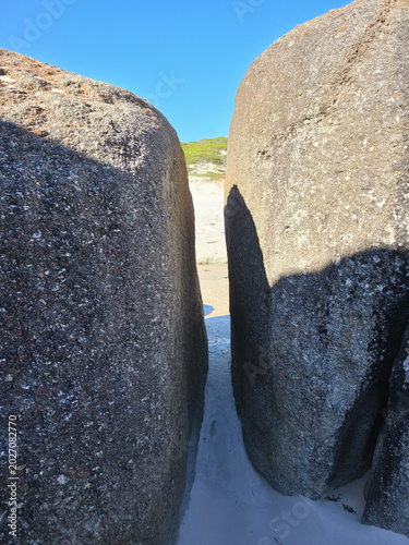 Konstfotografi Narrow Passage Between Giant Granite Boulders at Squeaky Beach Australia