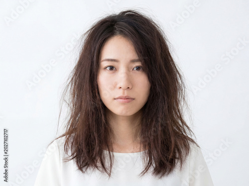 Plakat くせ毛やパサつきに悩む日本人女性のポートレート 乾燥して広がったダメージヘアの髪悩み素材