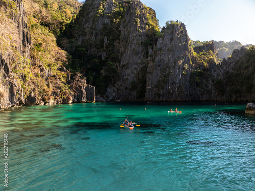 Fotografie Kayaking on turquoise lagoon water in coron palawan