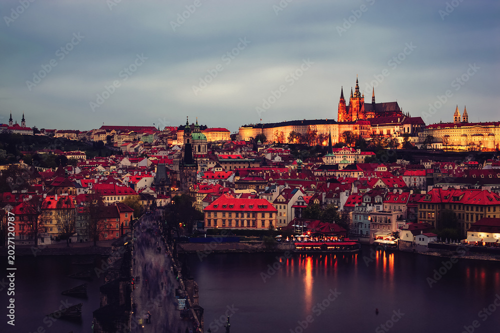 Obraz premium Prague castle, charles bridge and illuminated cityscape at dusk