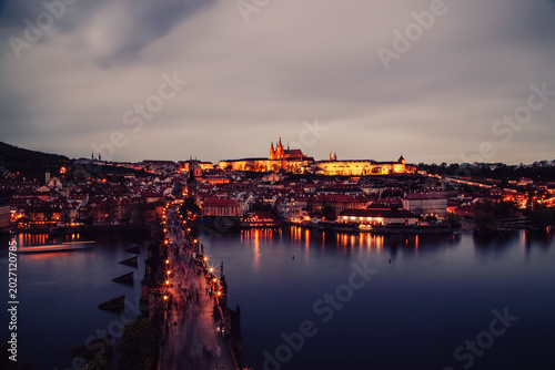 Photos Prague charles bridge and castle reflecting in vltava river at dusk