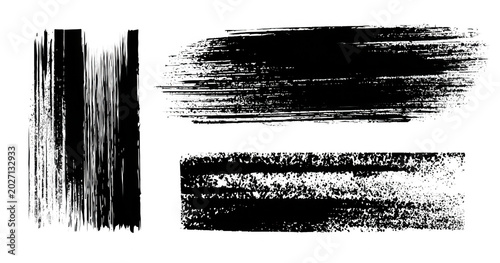 Collection de coups de pinceau grunge noirs et éléments de peinture texturés isolés sur fond transparent