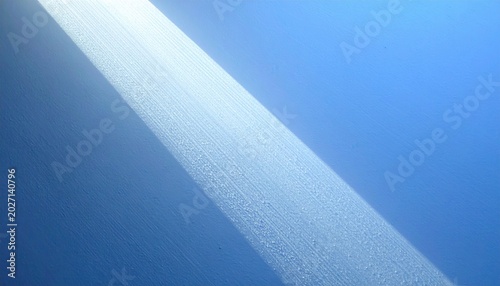 Fond de dégradé diagonal subtil avec transition de bleu froid et texture fine