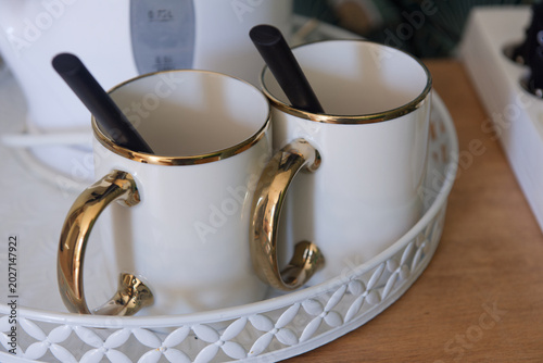 Tasses élégantes avec cuillères sur plateau décoratif – ambiance café cosy et raffinée