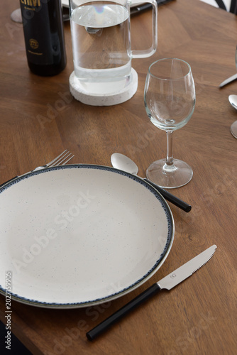 Table dressée élégante avec assiette et verre à vin – ambiance repas raffinée