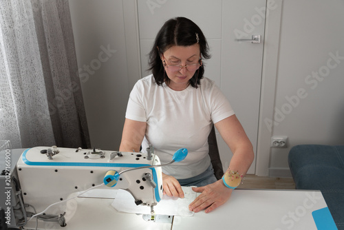 Foto Close up of woman marking and securing fabric with sewing pins during tailoring and dressmaking process