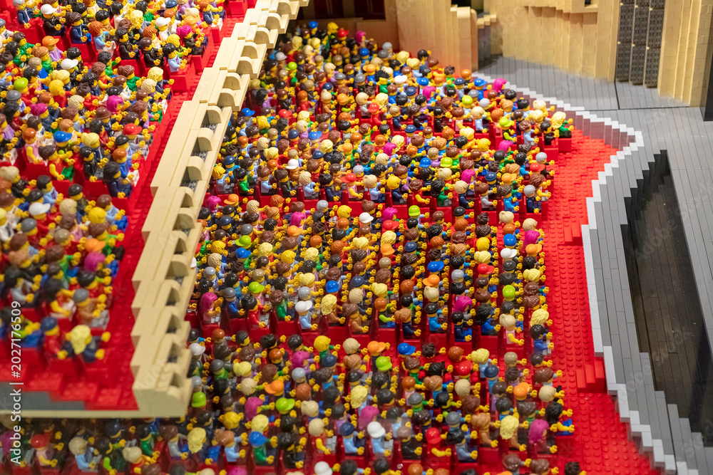 Obraz premium Many Lego figures are seated in a theater, watching a show. The arrangement creates a lively scene, showing a mix of colors and designs among the figures