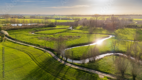 Canvastavla Meandres d'un ruisseau dans la campagne des flandres françaises