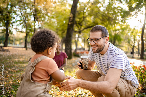 Fotografie Joyful moments of connection in a sunny autumn park