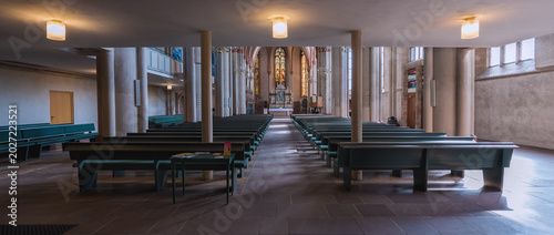 Картината върху платно Teilansicht innen Kirchenraum mit Bänken und Gewölbe mit Lampenlicht