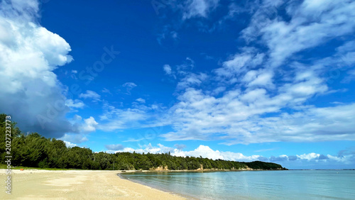 夏の青空が広がる沖縄・安部の海と静かな砂浜