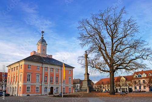 templin, deutschland - altes rathaus mit gedenksäule am marktplatz